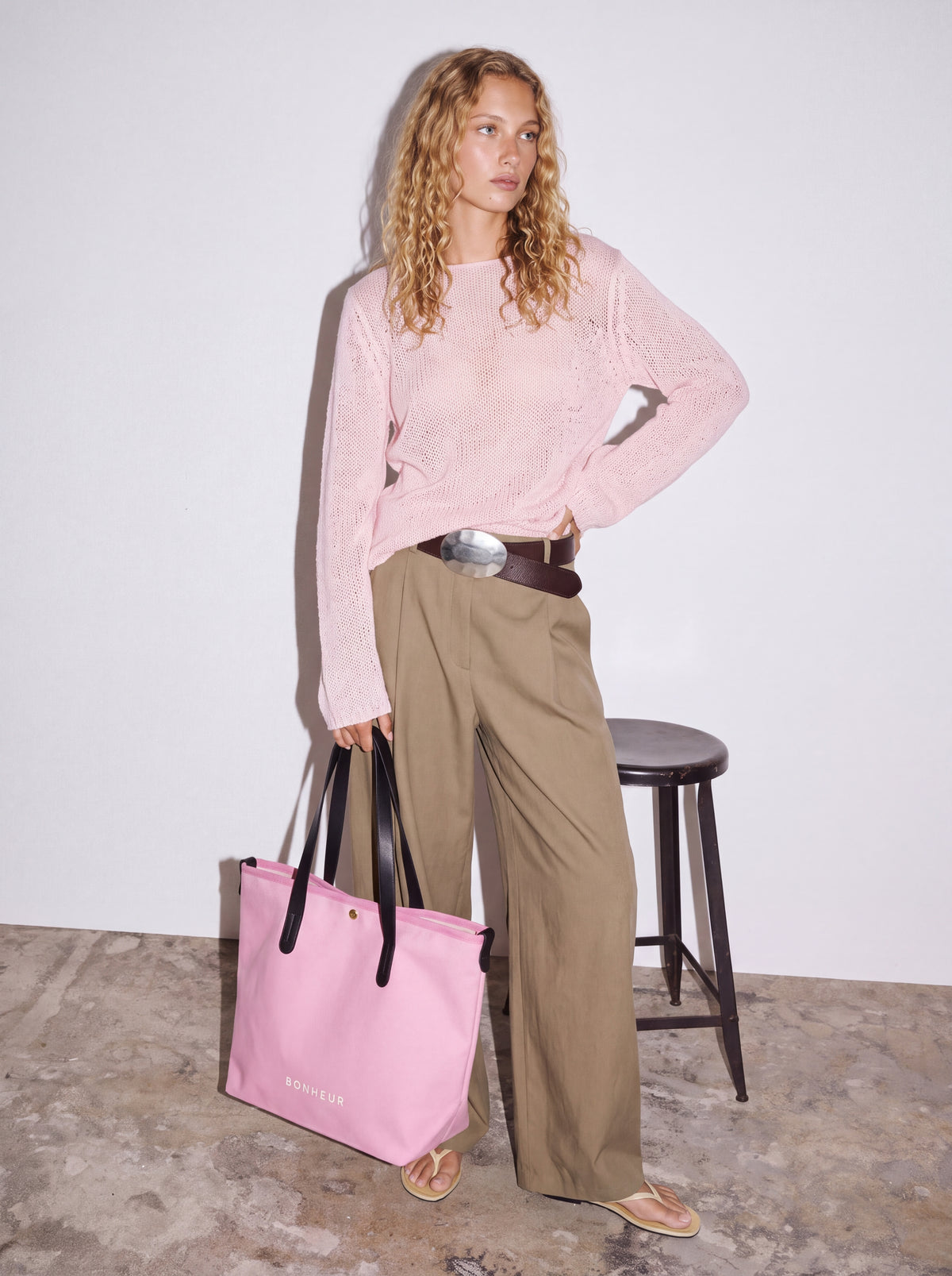 N°8 Canvas Ballet Pink kanvas çanta — model üzerinde 6
