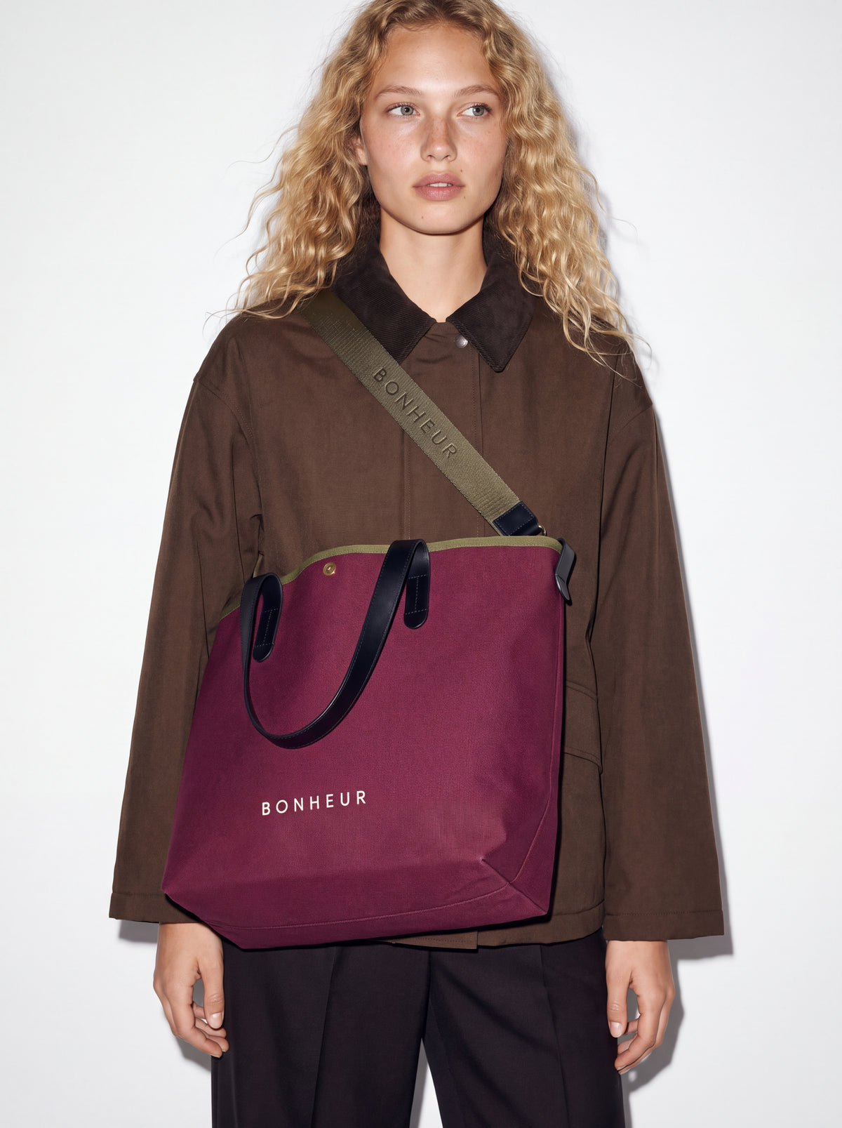 N°8 Canvas Merlot kanvas çanta — model üzerinde 7
