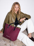N°8 Canvas Merlot kanvas çanta — model üzerinde 5