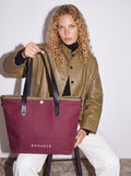 N°8 Canvas Merlot kanvas çanta — model üzerinde 1
