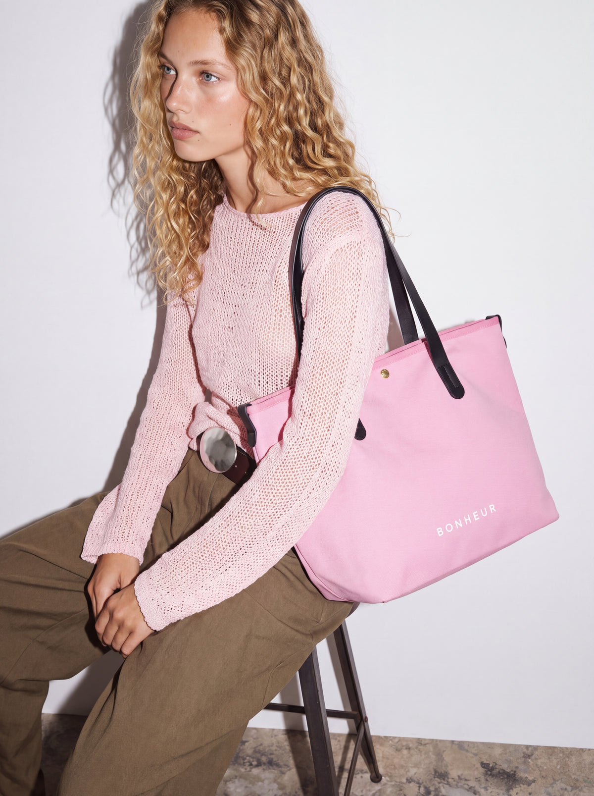 N°8 Canvas Ballet Pink kanvas çanta — model üzerinde 5