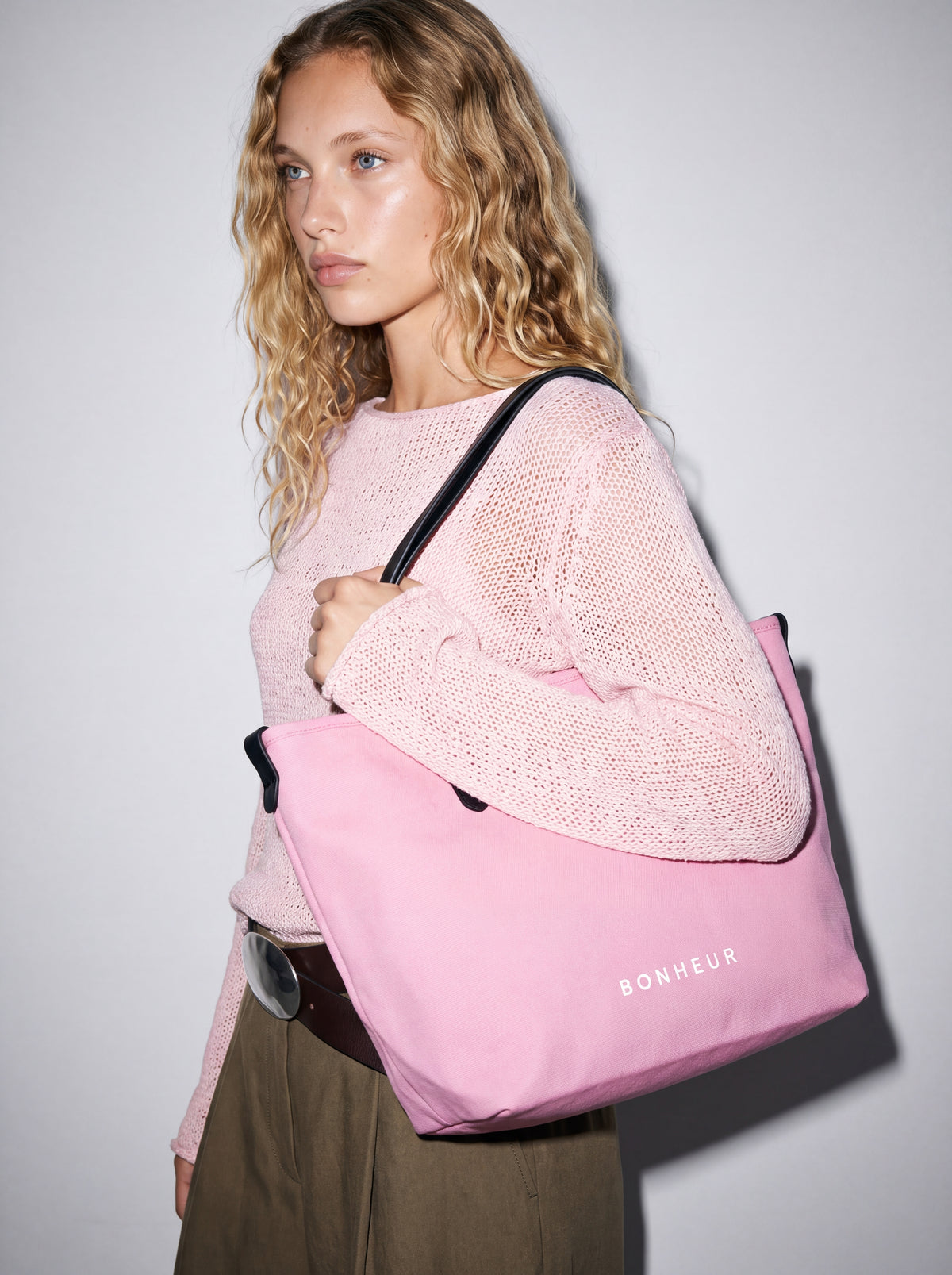 N°8 Canvas Ballet Pink kanvas çanta — model üzerinde 3