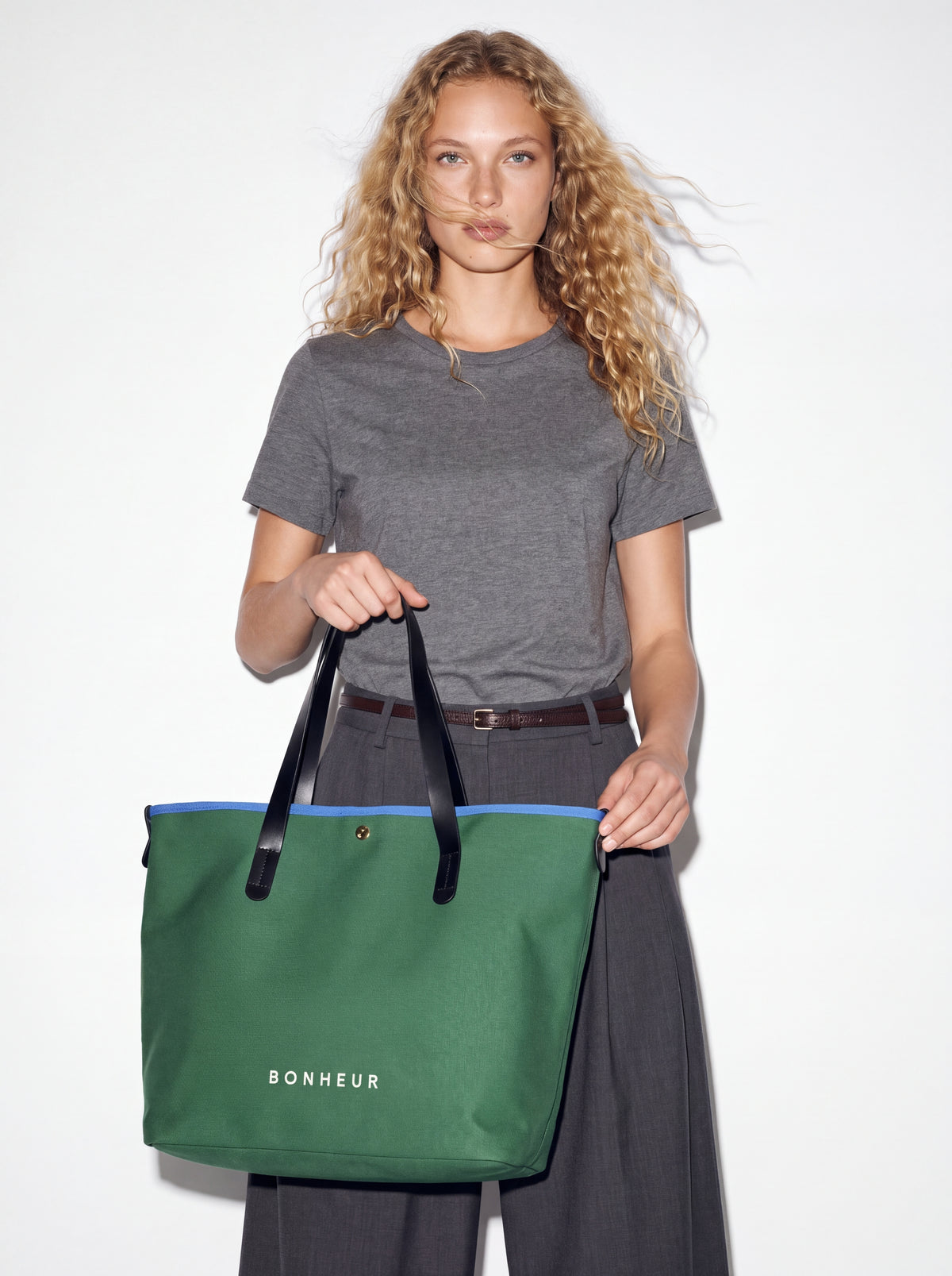 N°8 Canvas Forest Green kanvas çanta — model üzerinde 1