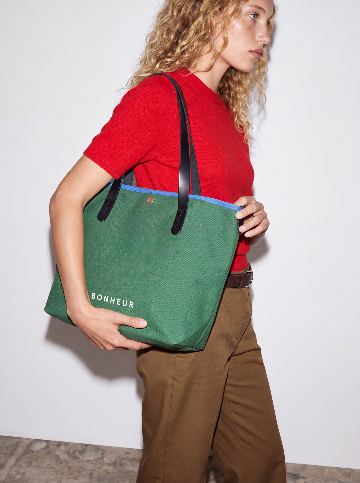 N°8 Canvas Forest Green kanvas çanta — model üzerinde 4
