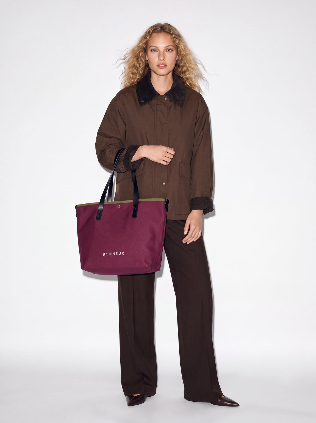 N°8 Canvas Merlot kanvas çanta — model üzerinde 2