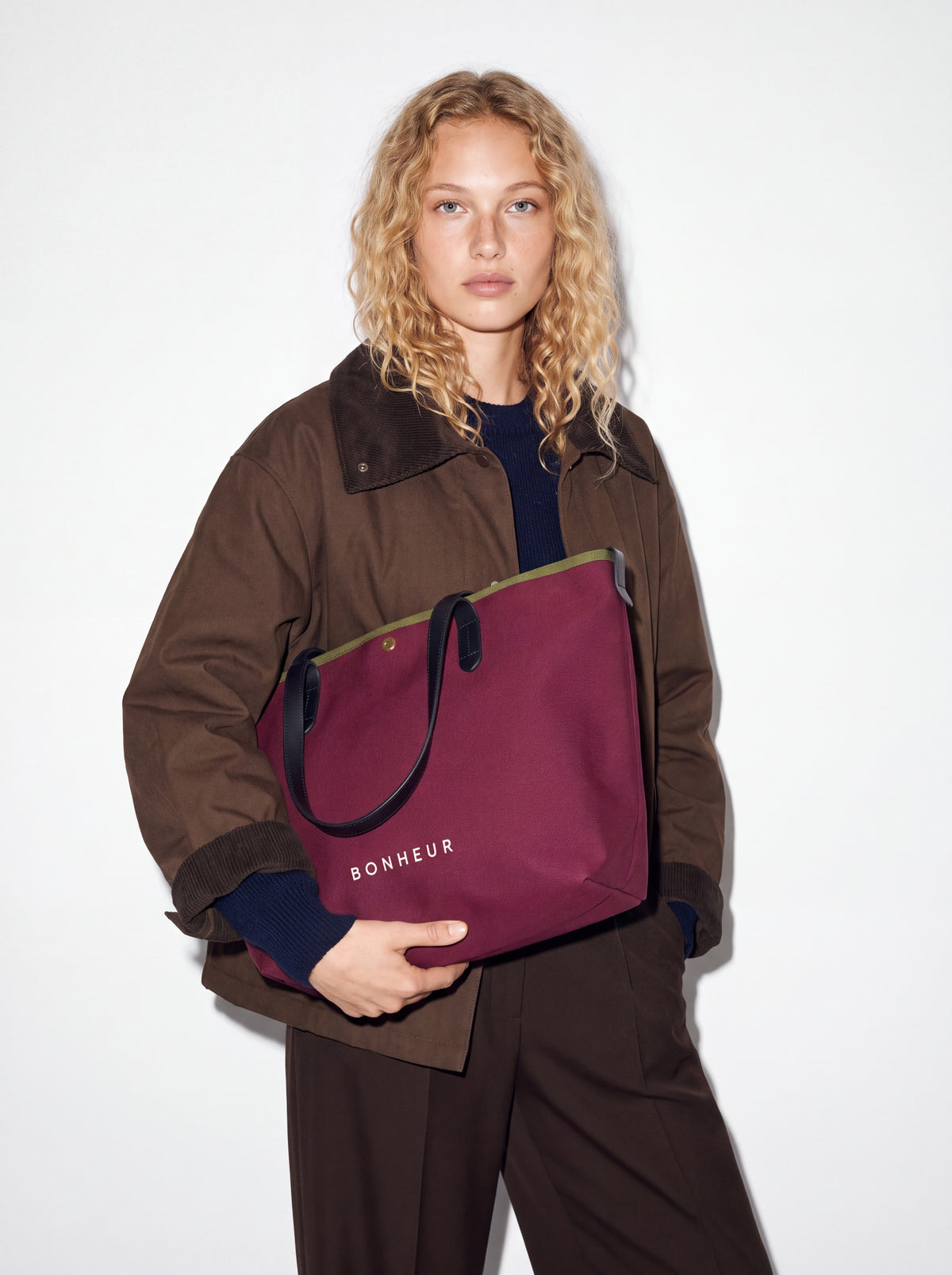 N°8 Canvas Merlot kanvas çanta — model üzerinde 6