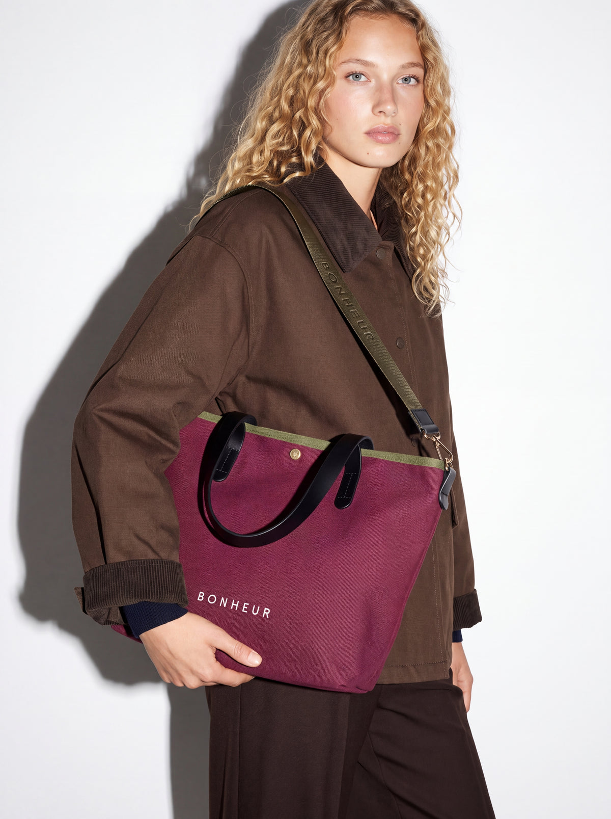 N°8 Canvas Merlot kanvas çanta — model üzerinde 8