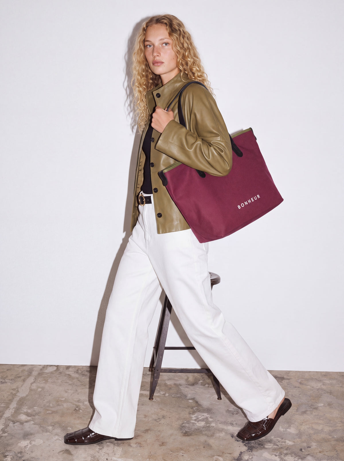 N°8 Canvas Merlot kanvas çanta — model üzerinde 4