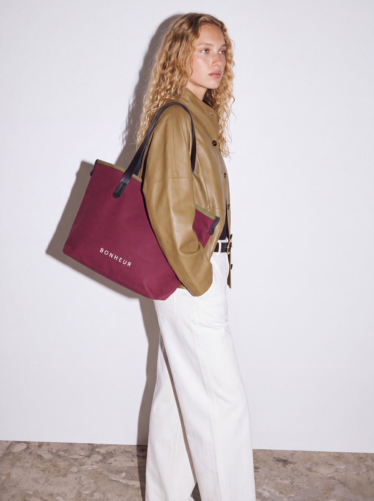 N°8 Canvas Merlot kanvas çanta — model üzerinde 3